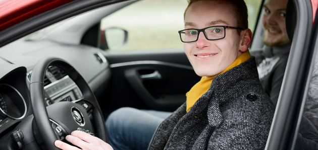 Schlaganfall-Betroffener sitzt in einem behindertengerechten Auto