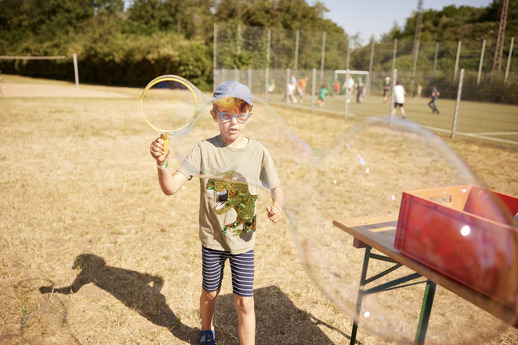 Junge mit Seifenblasen