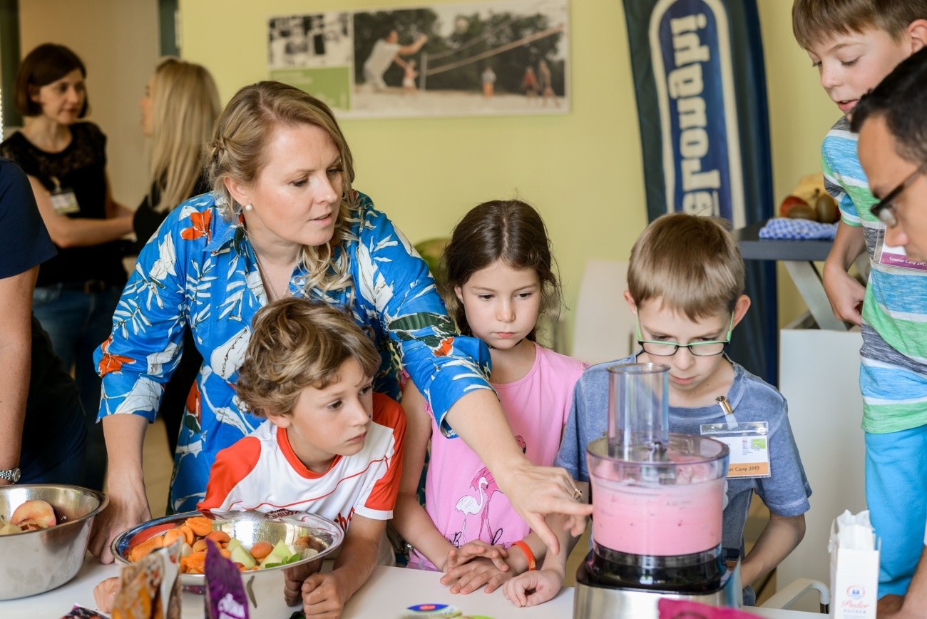 Patricia Kelly sang nicht nur mit den Kindern. Sie bereiteten auch einen leckeren Smoothie zu.